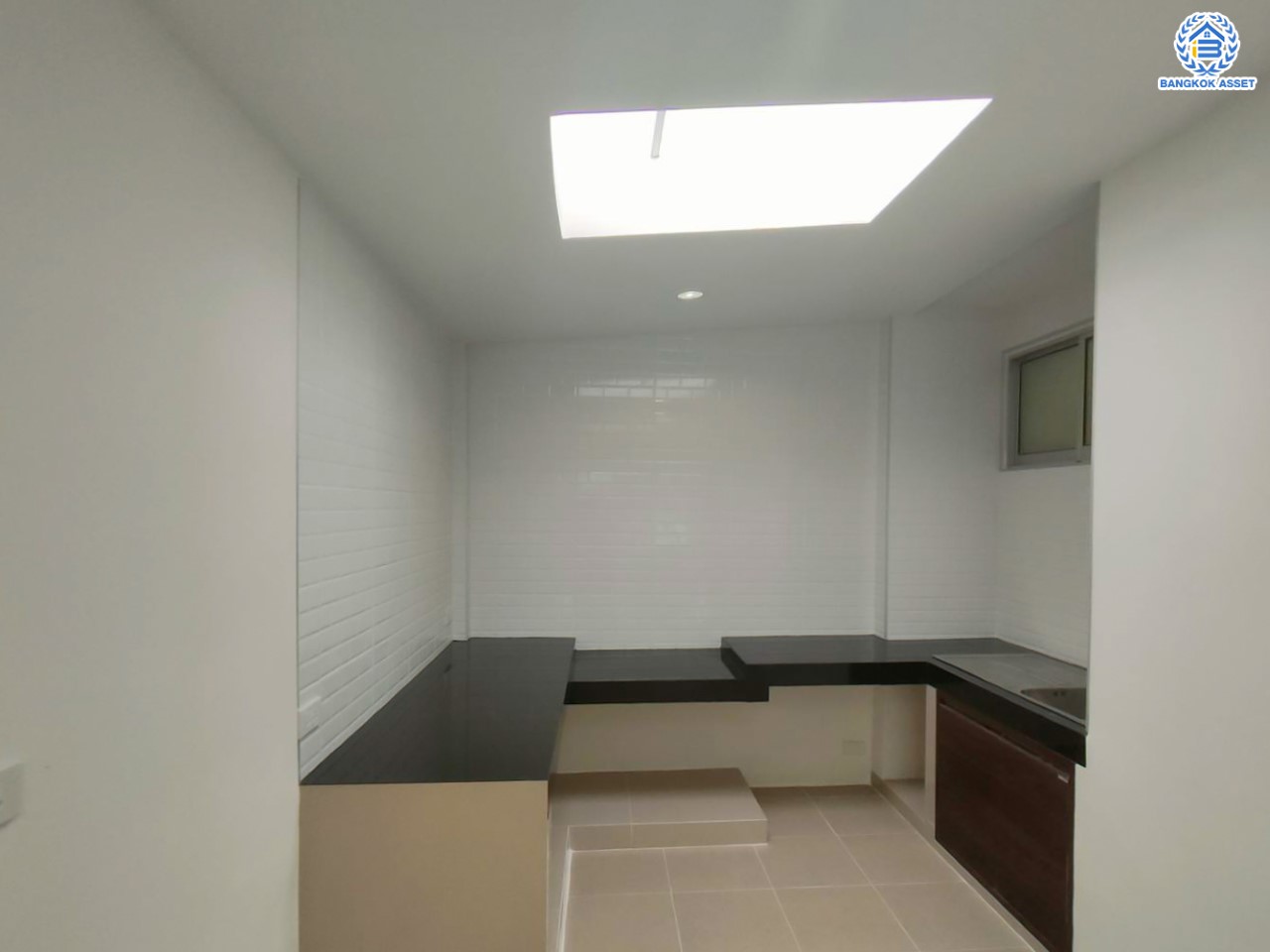 บ้านมือสองตกแต่งใหม่ แบรนด์ Property Perfect ม.เดอะวิลล่า ราชพฤกษ์-ท่าอิฐ หลังมุม เนื้อที่ 25.4 ตร.ว. ฟังก์ชัน 4 ห้องนอน 2 ห้องน้ำ 1 ที่จอดรถ บนทำเลเชื่อมต่อทั้งถ.รัตนาธิเบศร์ และถ.ราชพฤกษ์ และเพียง 10 นาทีถึงรถไฟฟ้า "สถานีบางรักน้อยท่าอิฐ"